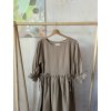 Předobjednávka - taupe mušelínové šaty