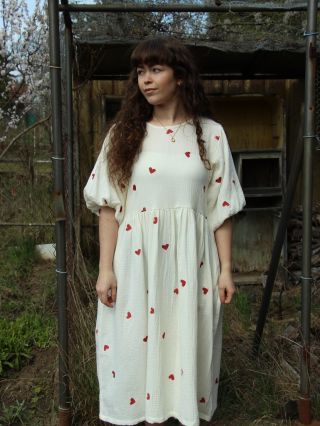 Bílé srdíčkové šaty s kterými si můžete s lehkostí protančit váš den ❤️ na webu je najdete v blízkých dnech