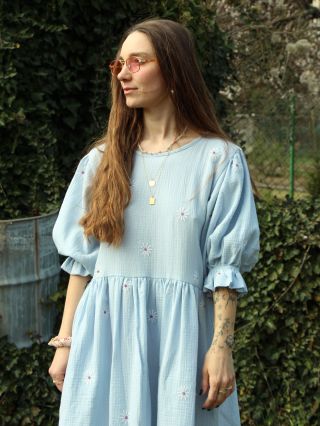 Vy, které máte rády různé výšivečky, si přijdete na své 💙 tyto modré květinové šaty s výšivkou nejsou jediné na které se...