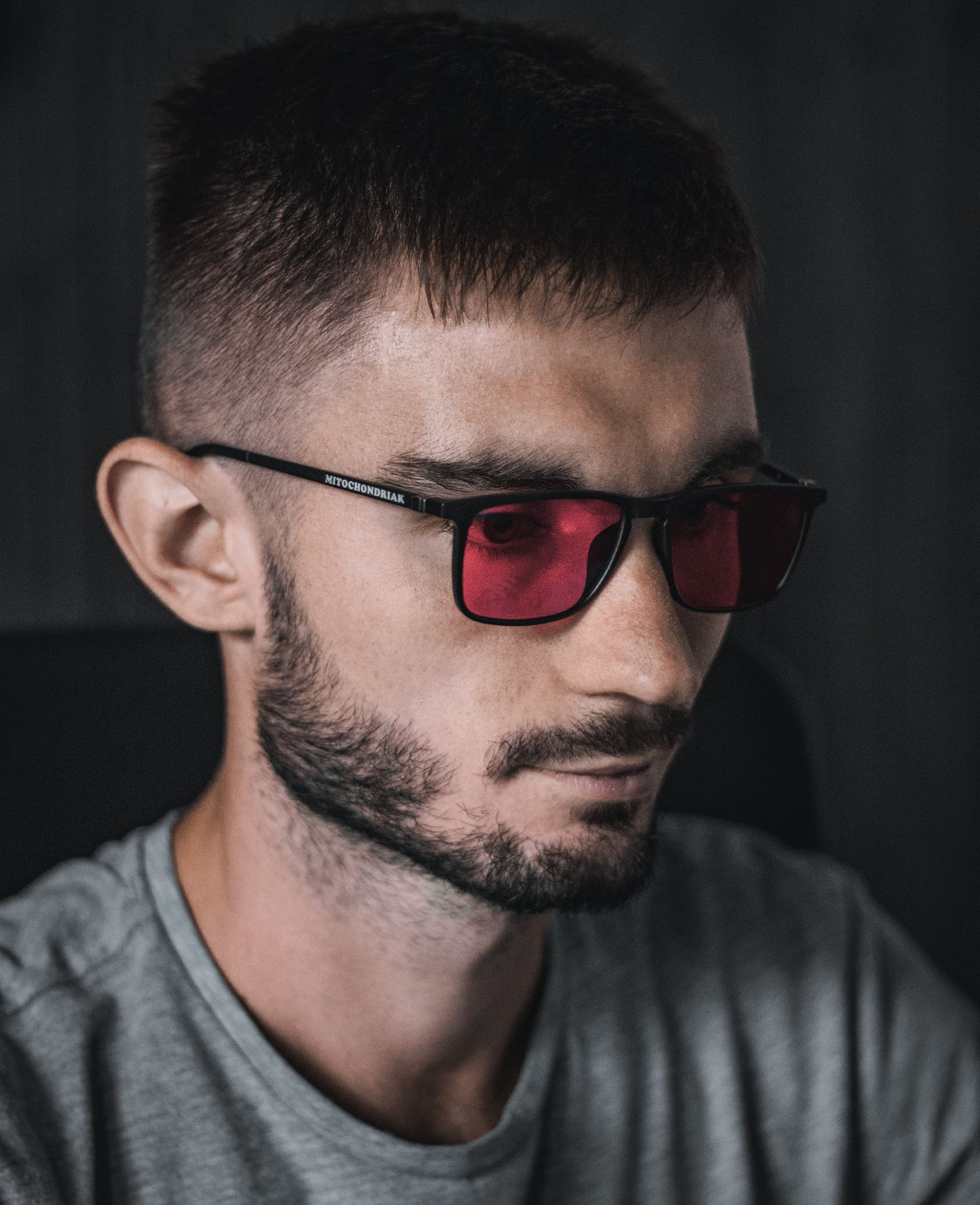 Blue light blocking glasses Mitochondriak worn by a man