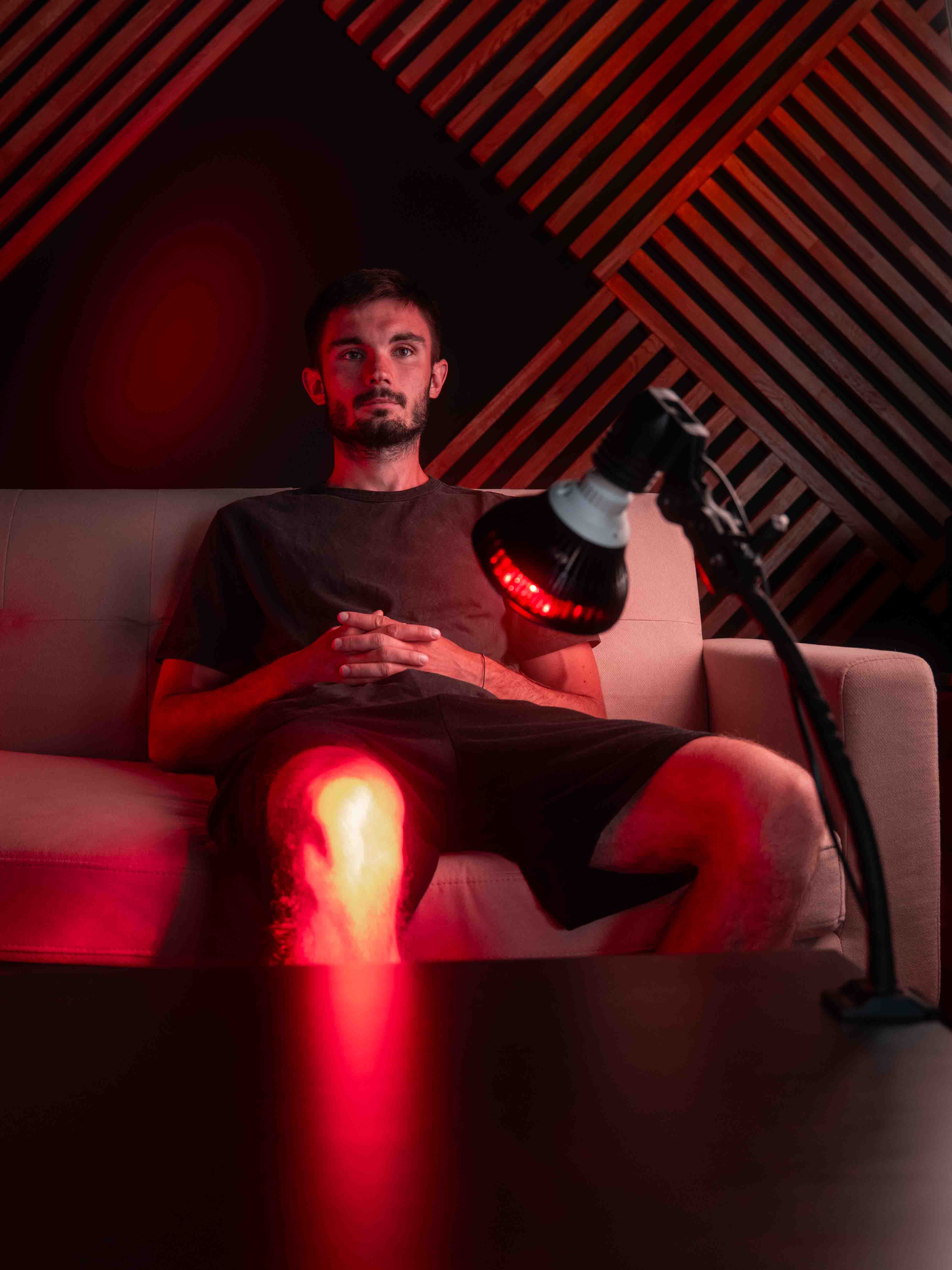 Red light therapy on knee for local pain and recovery