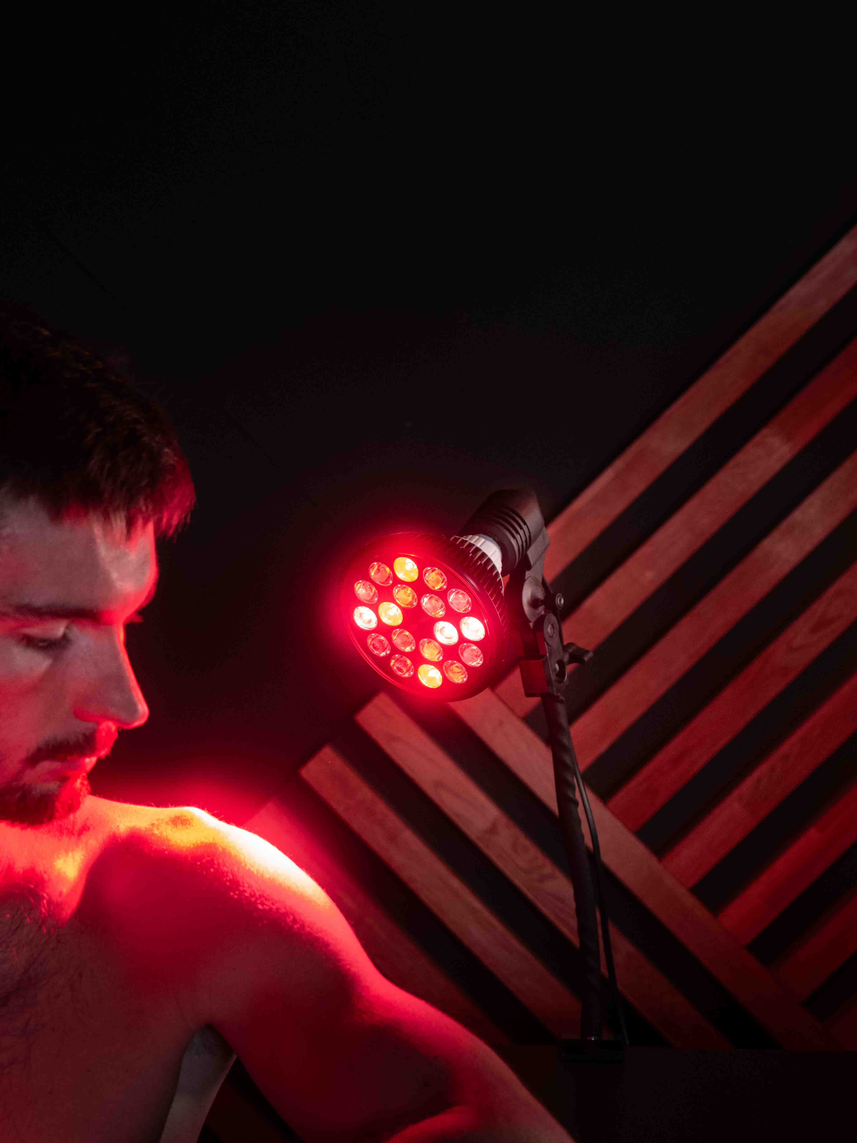 Mitochondriak - red, nir and UV light therapy devices, blue light blocking glasses and indoor lightning solutions