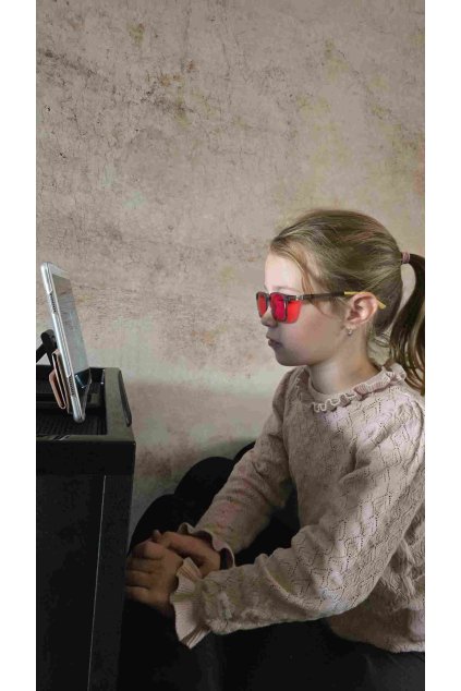 Detské červené okuliare Mitochondriak® proti modrému svetlu fotossesion (6)