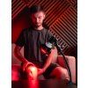 mitochondriak red nir therapy bulb knee pain session man close vertical