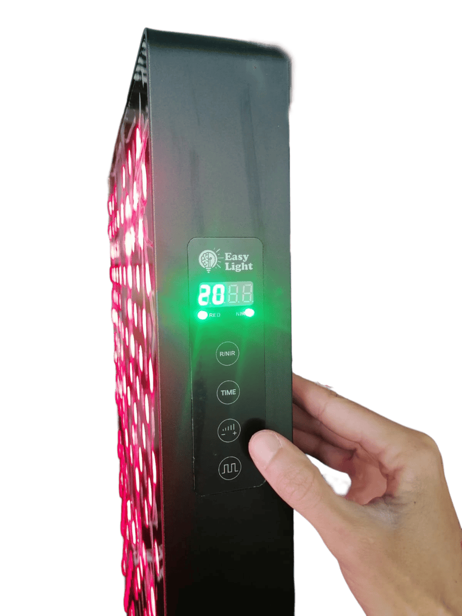 Ruka ovládá panel Easy Light, léčba červeným světlem.