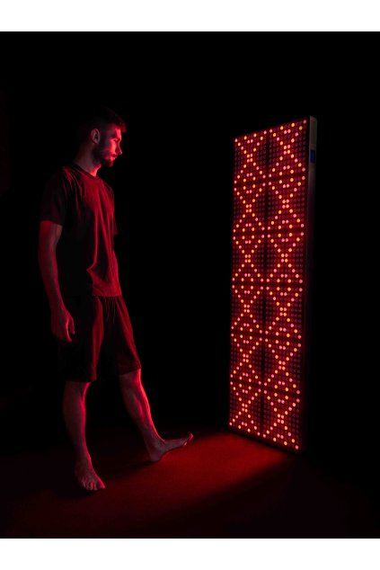 mitochondriak advanced panel full body red nir session man barefoot side vertical