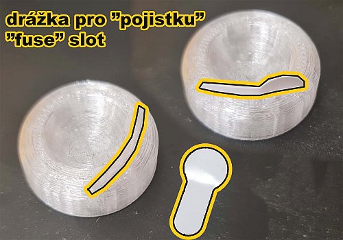 Držák LED světýlka s integrovanou drážkou pro rozdělovač baterií