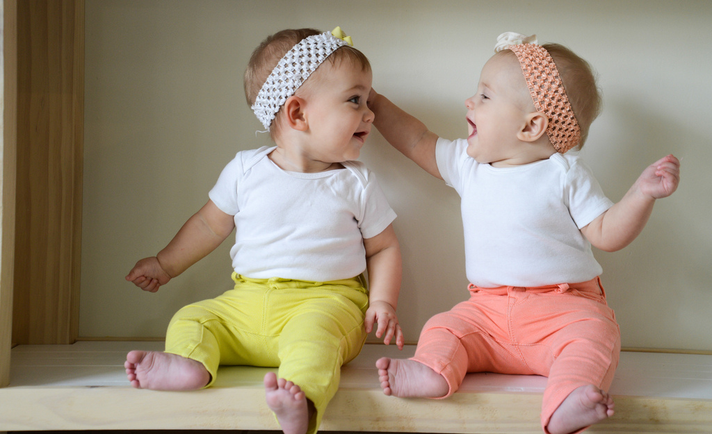 Jak na kojení dvojčat a vícerčat - užitečné rady a tipy