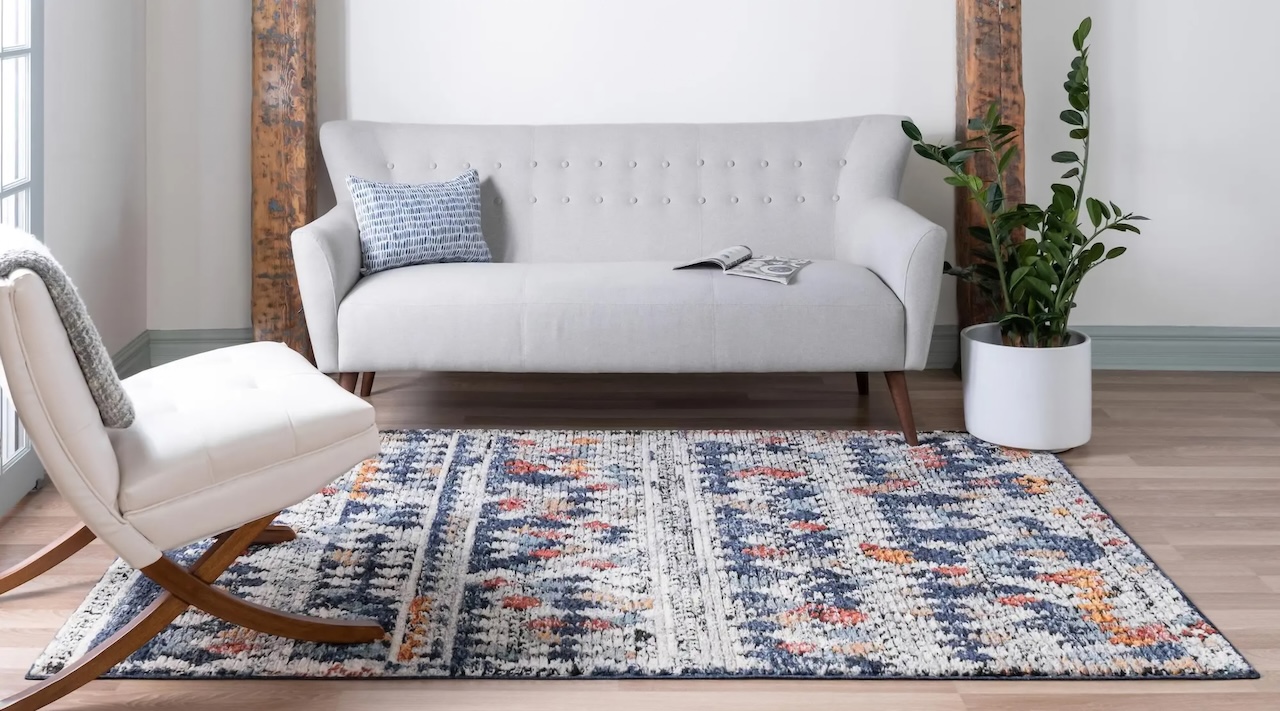 Luxus, nebo praktický minimalismus? Jak vybrat ten pravý koberec do obýváku