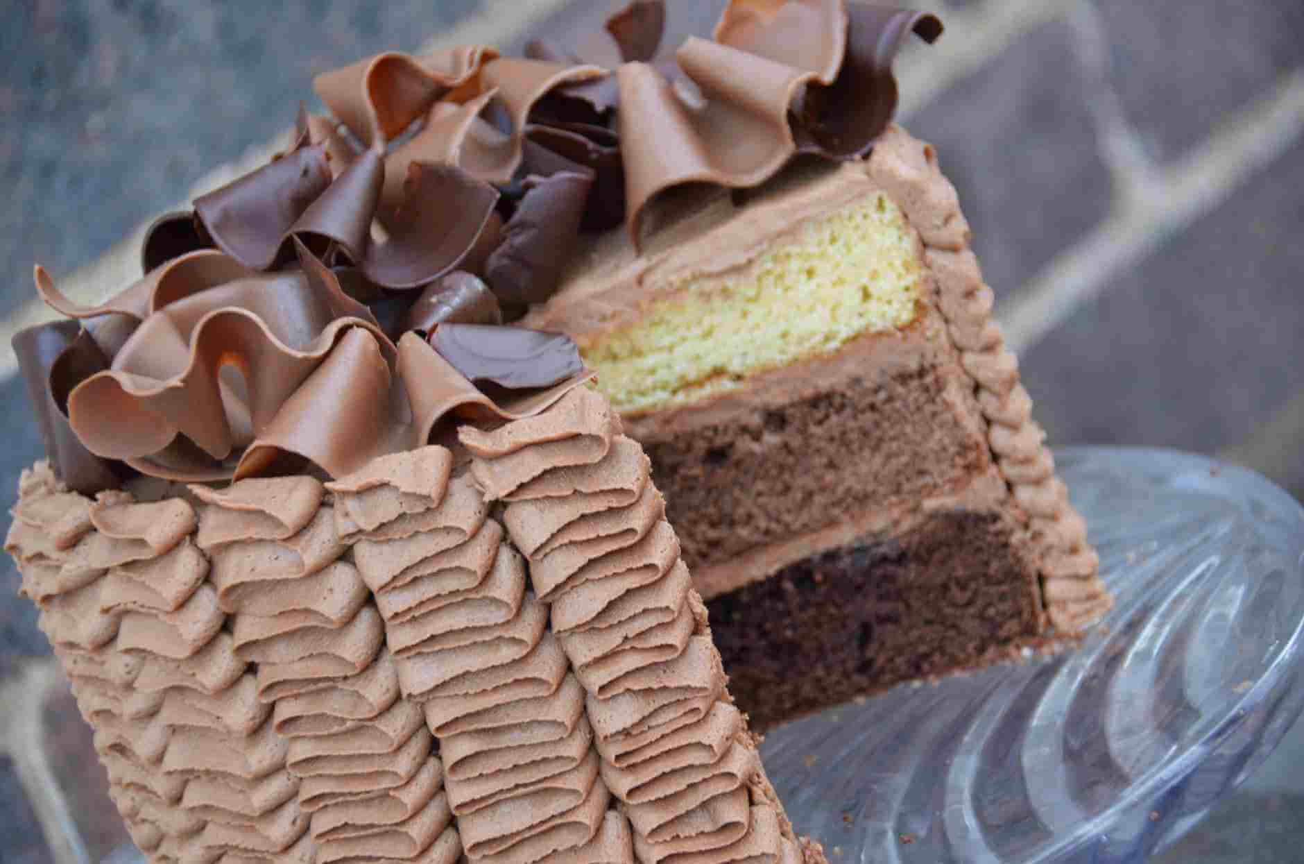 Jak vyrobit čokoládové ozdoby na dort: Krok za krokem