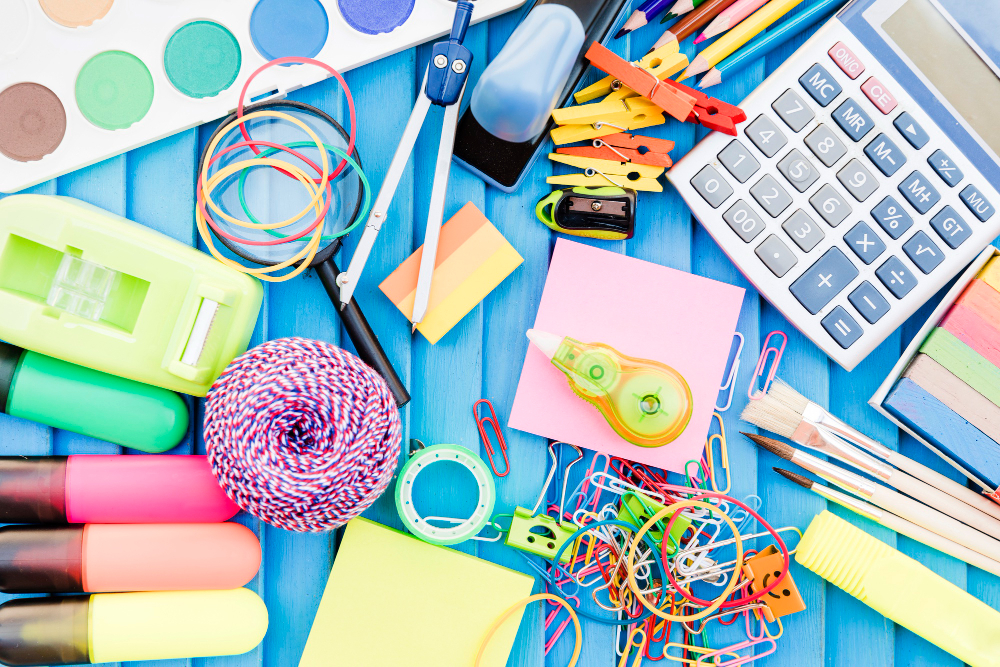 Kancelářské potřeby a další vybavení do škol