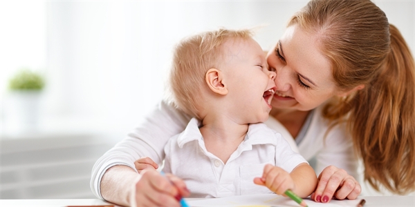 Rodičovská intuice vs. rady okolí: Kdy naslouchat sobě a kdy ne