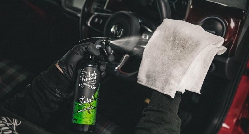 Jak efektivně vyčistit interiér a exteriér svého vozu