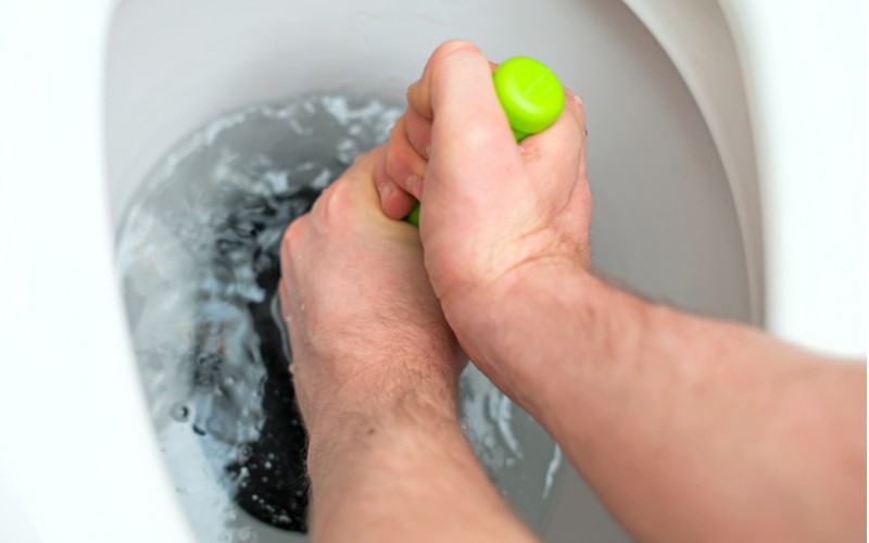 Jak efektivně vyčistit ucpané WC: Rady a tipy