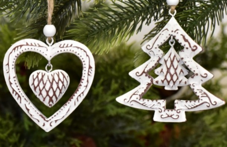 Výběr dekorativních předmětů, bytových doplňků a ozdob