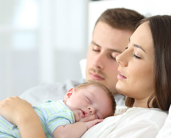 Spánek dětí a rodičů v jedné posteli