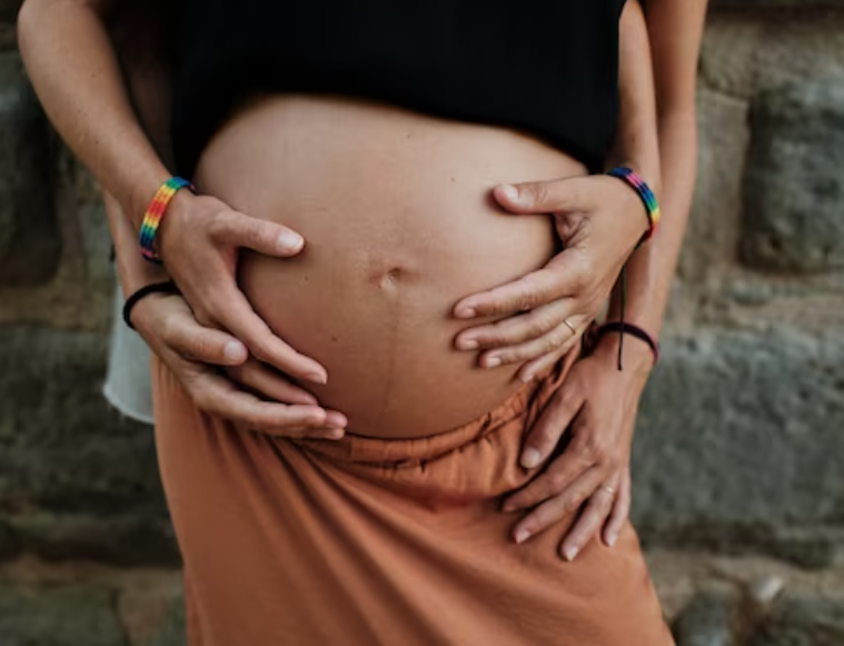 Nástřih hráze u porodu: Jak se mu vyhnout a kdy je nezbytný