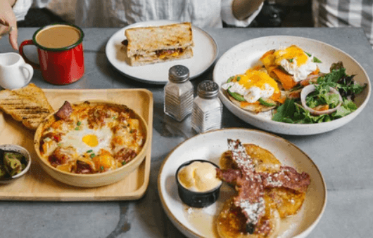 Co je brunch: Průvodce oblíbeným spojením snídaně a oběda