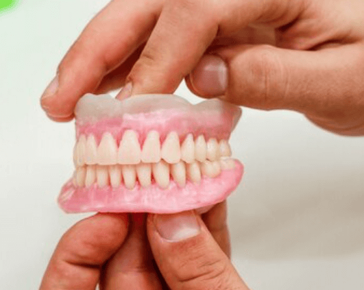 Jak vyčistit zubní protézu: Důležité tipy pro údržbu