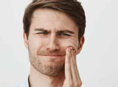 Jak na bolest zubů: Domácí rady a léčba pro úlevu