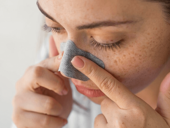 Jak zastavit krvácení z nosu: Domácí metody a první pomoc
