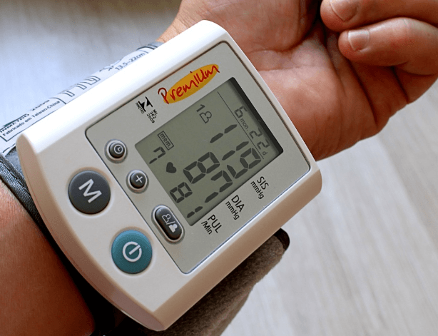 Jak poznat vysoký tlak bez tlakoměru: Příznaky a opatření