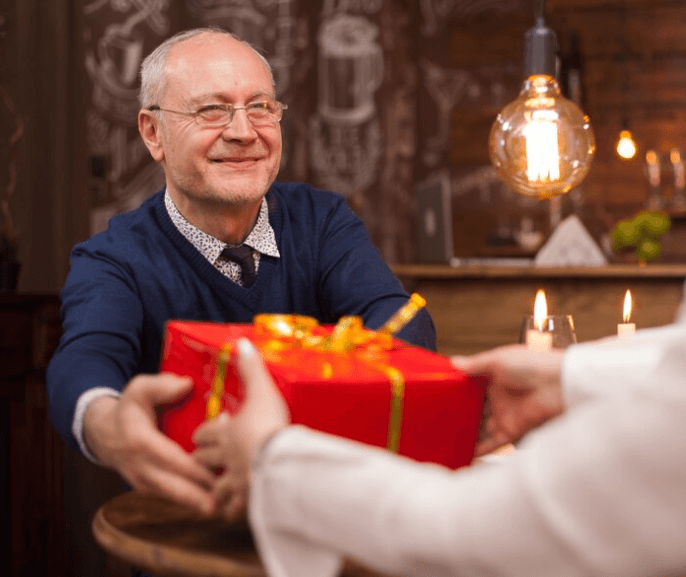 Co dát muži k 60. narozeninám: Nápady na výjimečné dárky