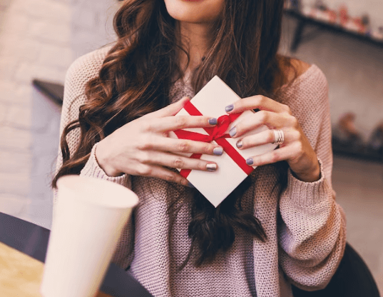 Co koupit přítelkyni k výročí: Romantické nápady na dárky