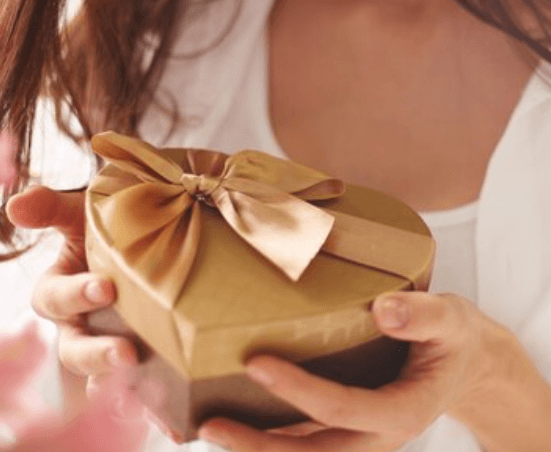 Co koupit přítelkyni k narozeninám: Nápady na dárky pro ženy