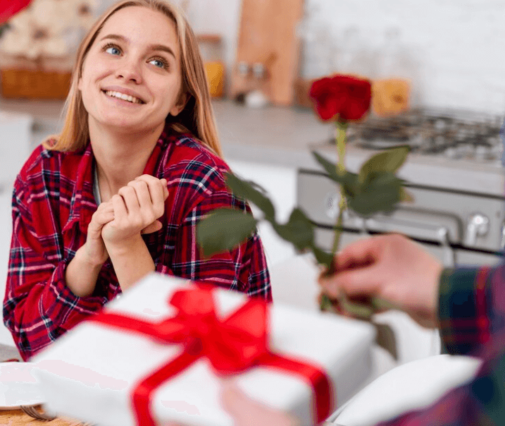 Co koupit přítelkyni k svátku: Nápady na dárky pro ni