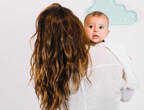 Jak zvládnout vypadávání vlasů po porodu