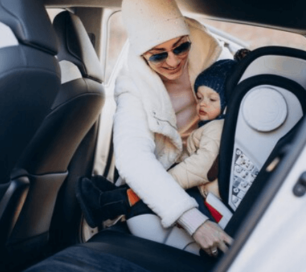 Může dítě spát v dětské autosedačce 0-13 kg během cesty?