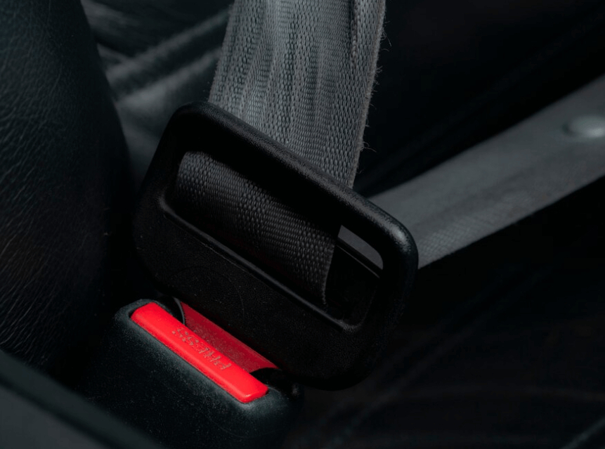 Rozdíl mezi pětibodovými a tříbodovými bezpečnostními pásy