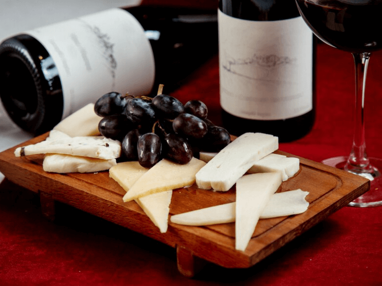 Jak vybrat víno k sýrům