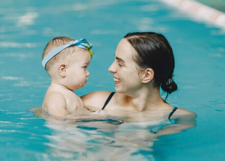 Výhody a nevýhody plavání s dětmi - Od kdy s miminkem do bazénu