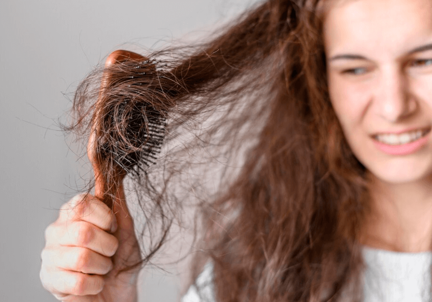Polámané vlasy – jak se jich zbavit a podpořit jejich růst