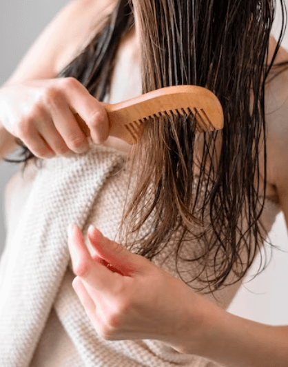 Poškozené vlasy – příčiny a způsoby, jak je zachránit