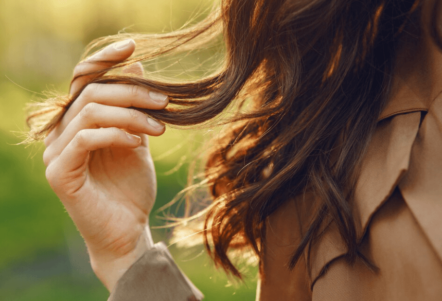 Jak se starat o vlasy a co dělat, pokud se vám polámou?