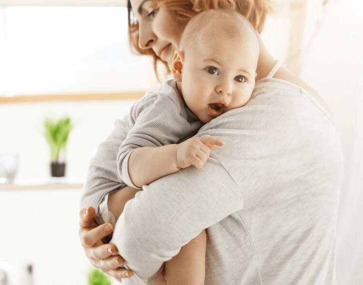 Co dělat, když miminko ublinkává: Jak si poradit s refluxem u novorozence