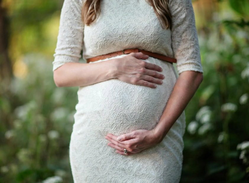 Těhotenství týden po týdnu: Vývoj miminka a změny u maminky