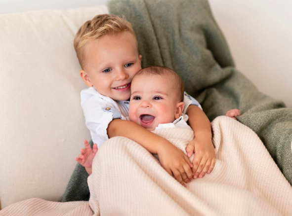 Jak připravit starší dítě na příchod nového sourozence: Praktické rady pro rodiče
