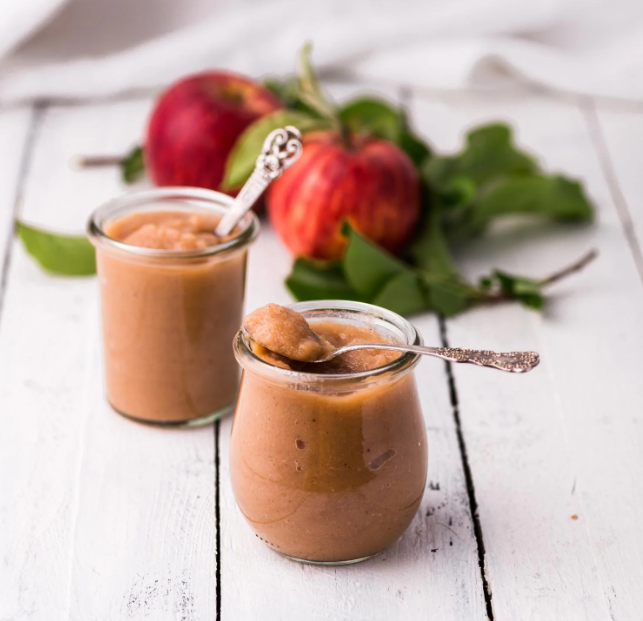 Domácí jablečné a broskvové přesnídávky pro děti