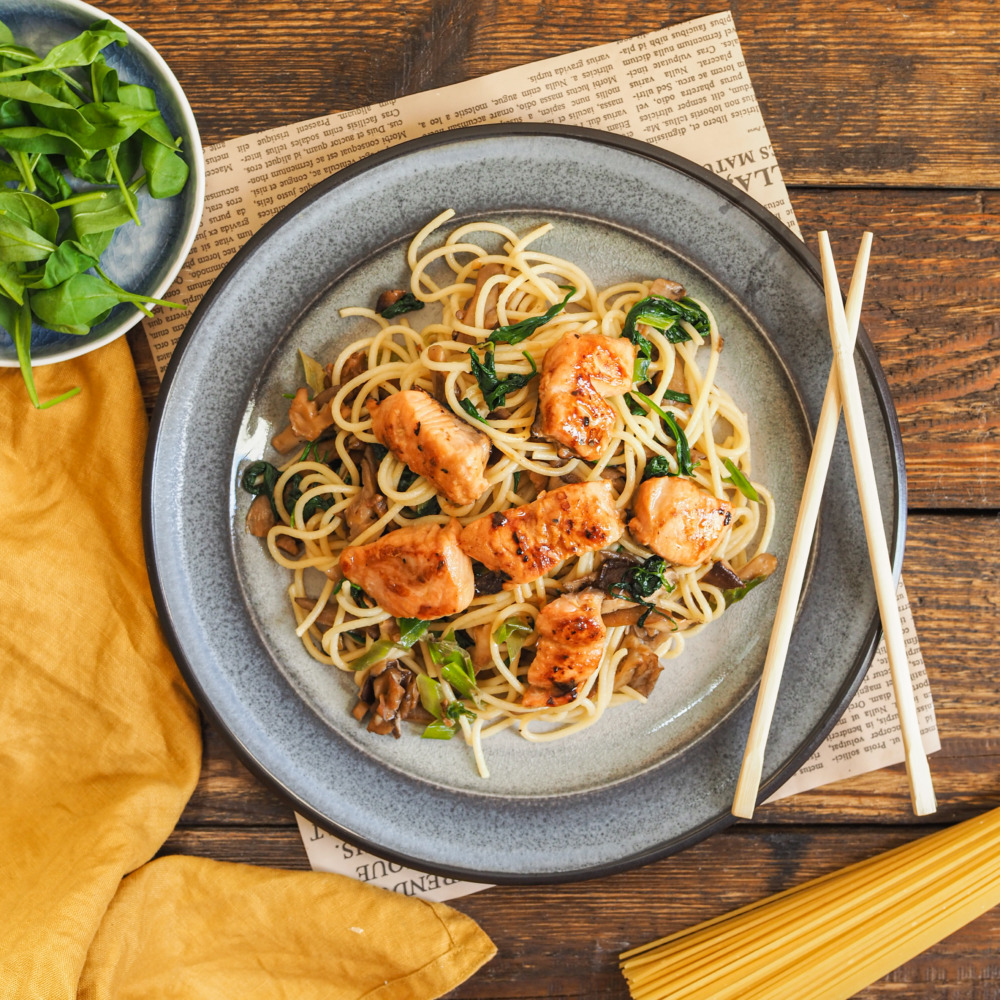 Spaghetti s lososem, žampiony, hlívou ústřičnou, špenátem a omáčkou teriyaki