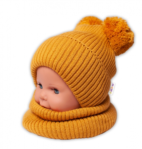 BABY NELLYS Zimní pletená čepice + nákrčník - hořčicová s bambulkami Velikost koj. oblečení: 92-98 (18-36m)