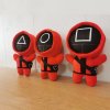 plysova hracka squid game dozorcovia 22cm 1