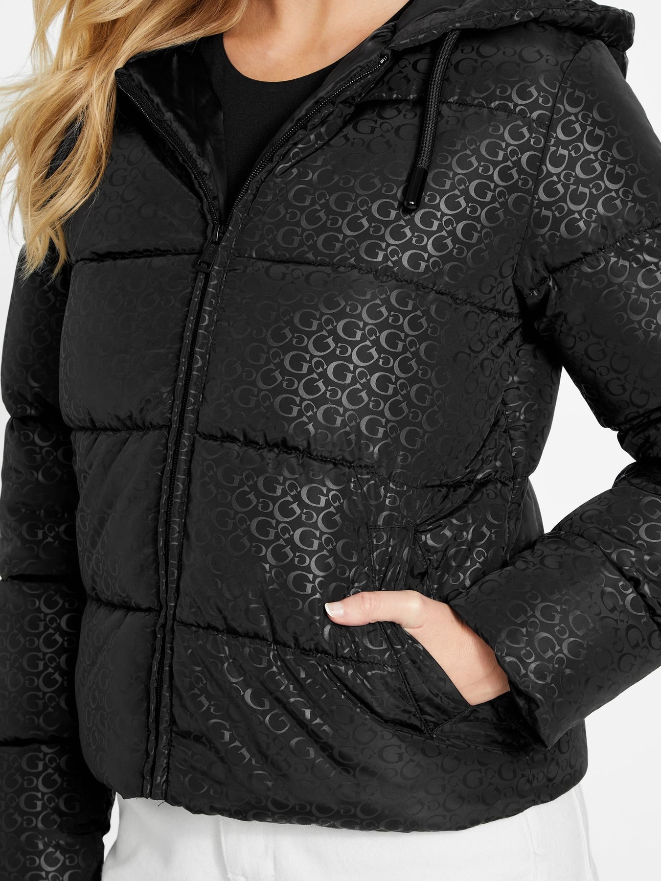 Guess dámská zimní bunda Denice černá s monogramem Velikost: XL