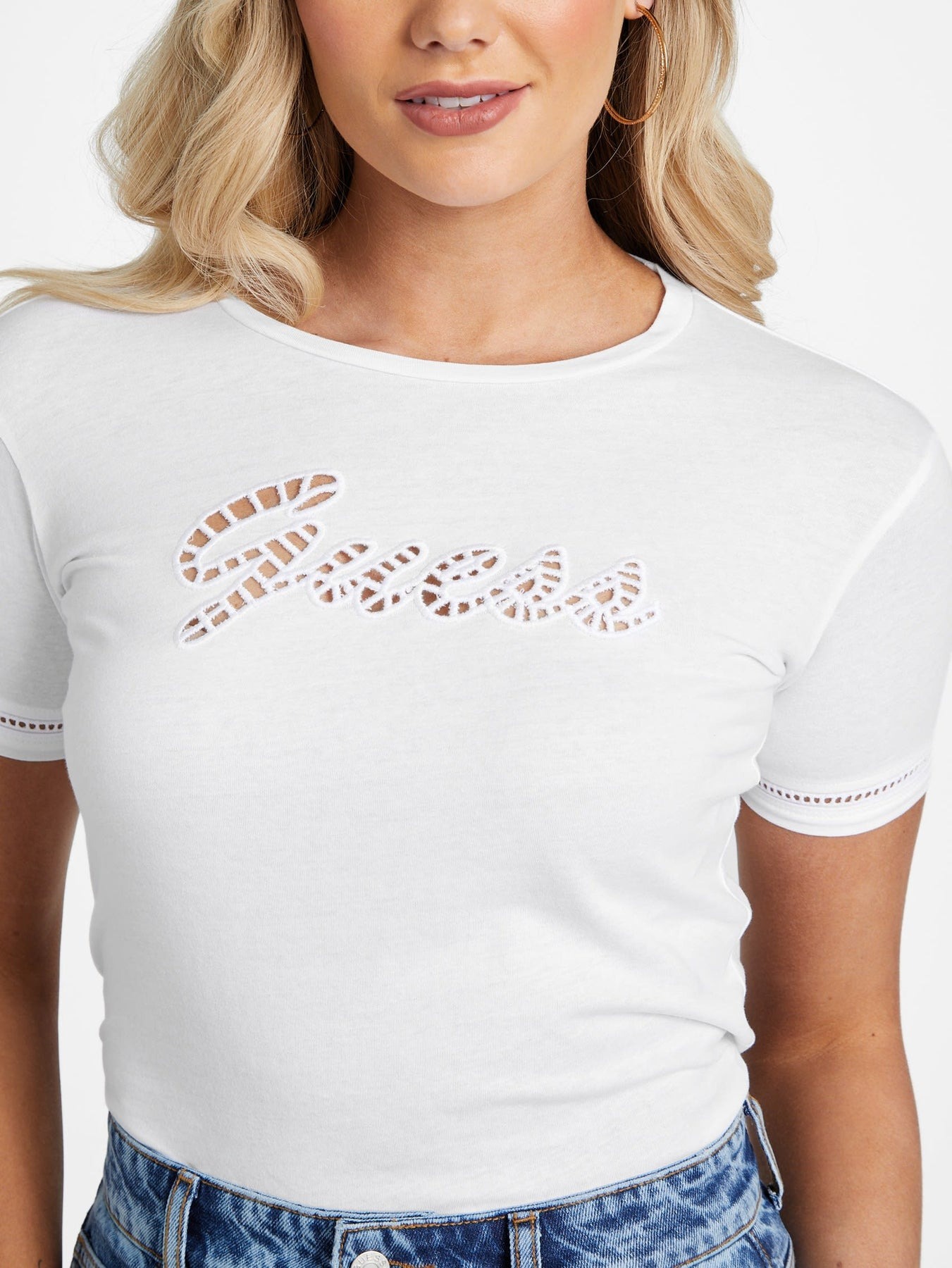 Guess dámské tričko Emily bílé s vyšívaným logem Velikost: XS