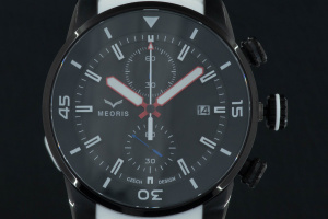  Klasické hodinky MEORIS VIGINTI BC CHRONOGRAF ve speciální edici 20TH ANNIVERSARY vyrobené z patentované, speciálně odlehčené nerezové oceli (detail)