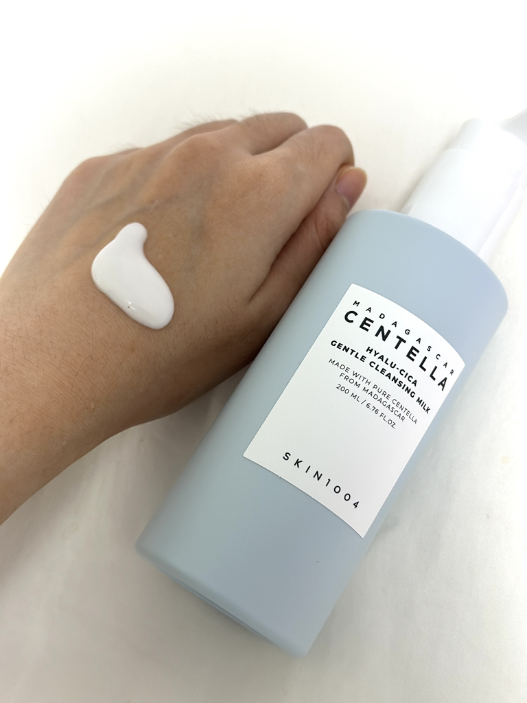 Textúra SKIN1004 Hyalu-Cica Gentle Cleansing Milk