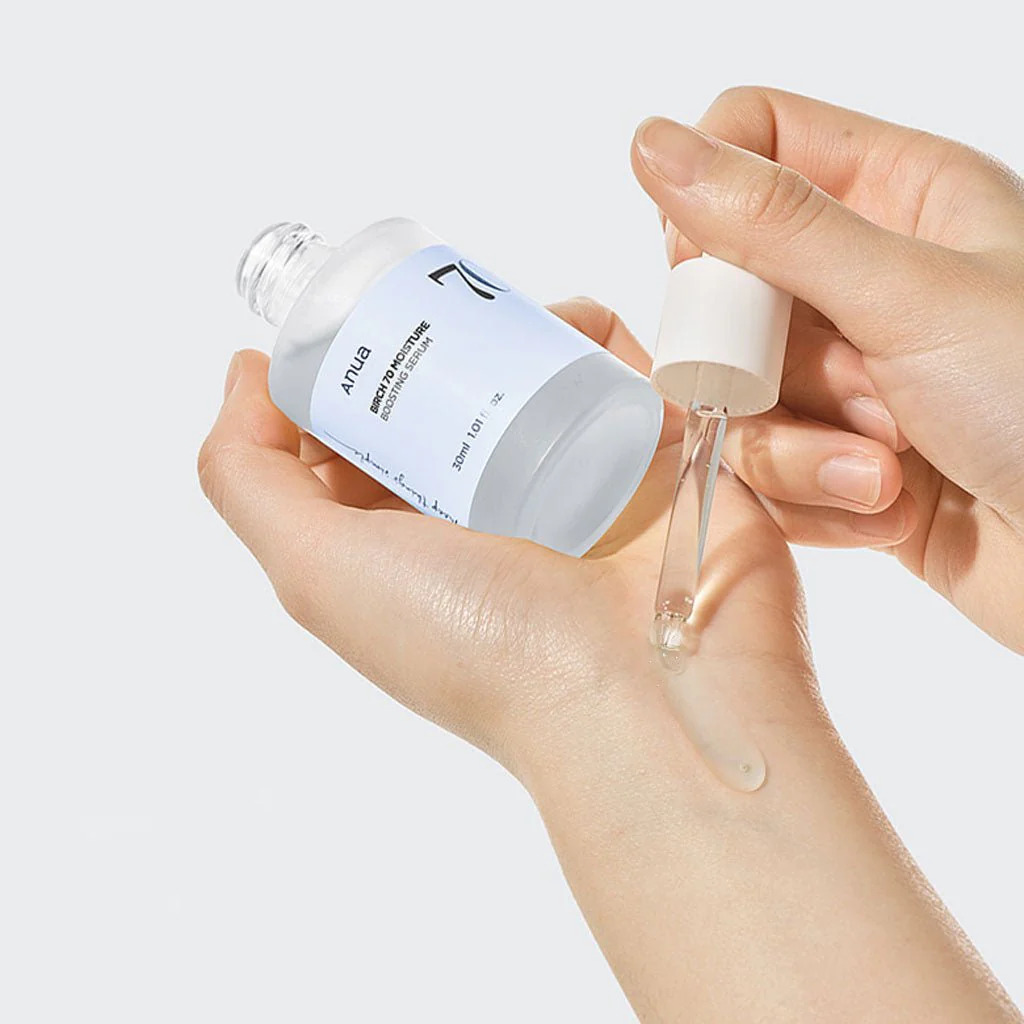 Nanášanie ANUA Birch 70 Moisture Boosting Serum na ruku